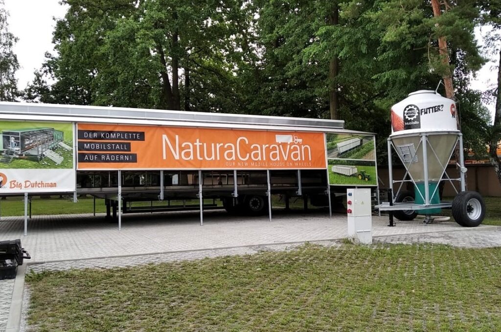 Hirl Mobil Silo vor Natura Caravan Big Dutchman