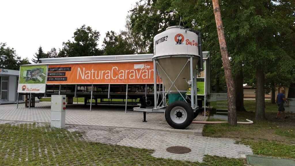 Hirl Mobil Silo vor Natura Caravan Big Dutchman